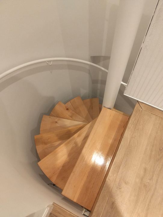Escalera de caracol con peldaños de madera