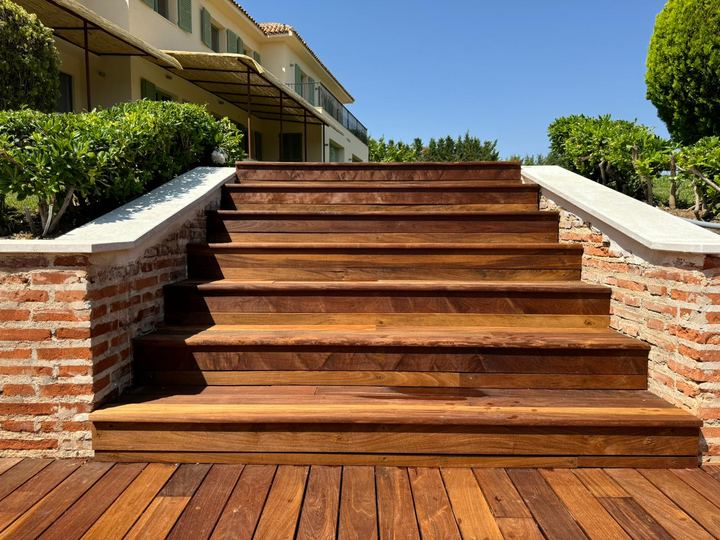 Escalera exterior de madera en jardín