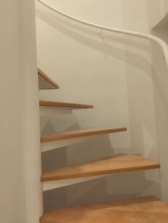 Escalera con peldaños volados de madera