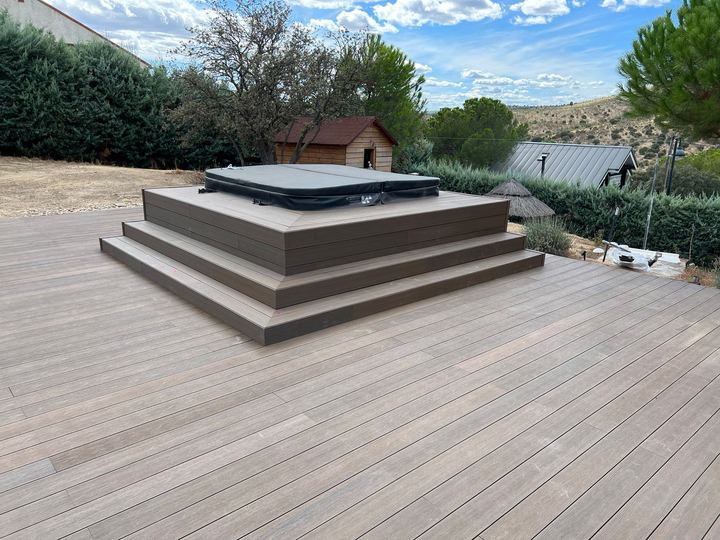 Plataforma de tarima para jacuzzi