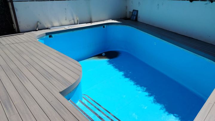 Borde de piscina con tarima