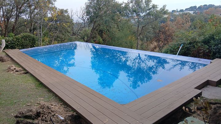 Tarima de composite alrededor de una piscina