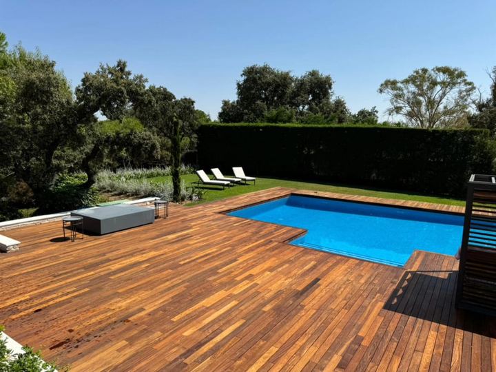 Tarima de madera en piscina