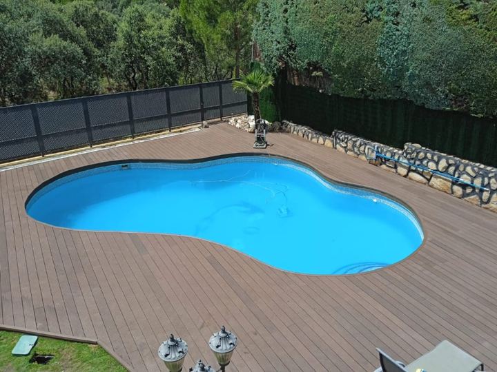 Piscina con tarima tecnológica