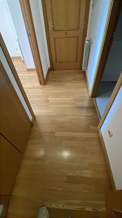 Suelo de madera en pasillo